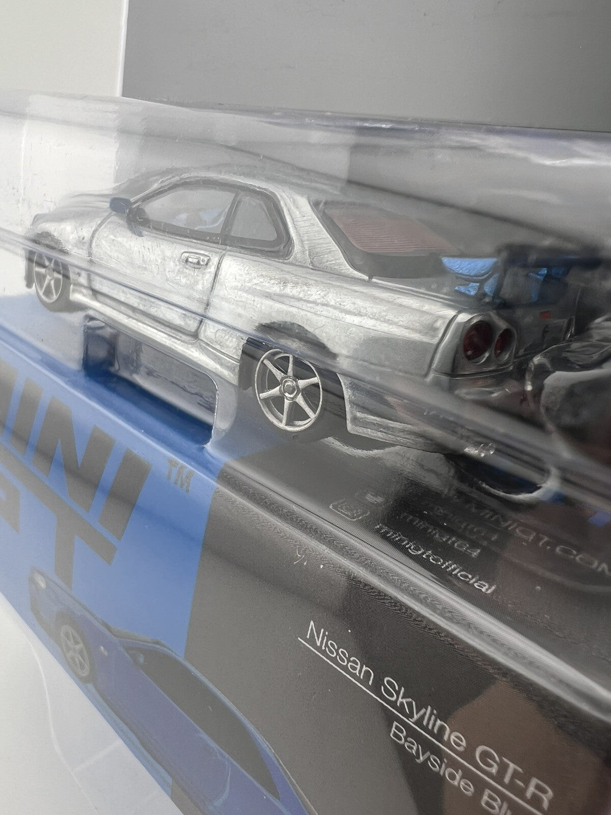 Chase   Nissan Skyline GT R (R34) V Spec II Bayside Blue   Mini GT MGT 003413