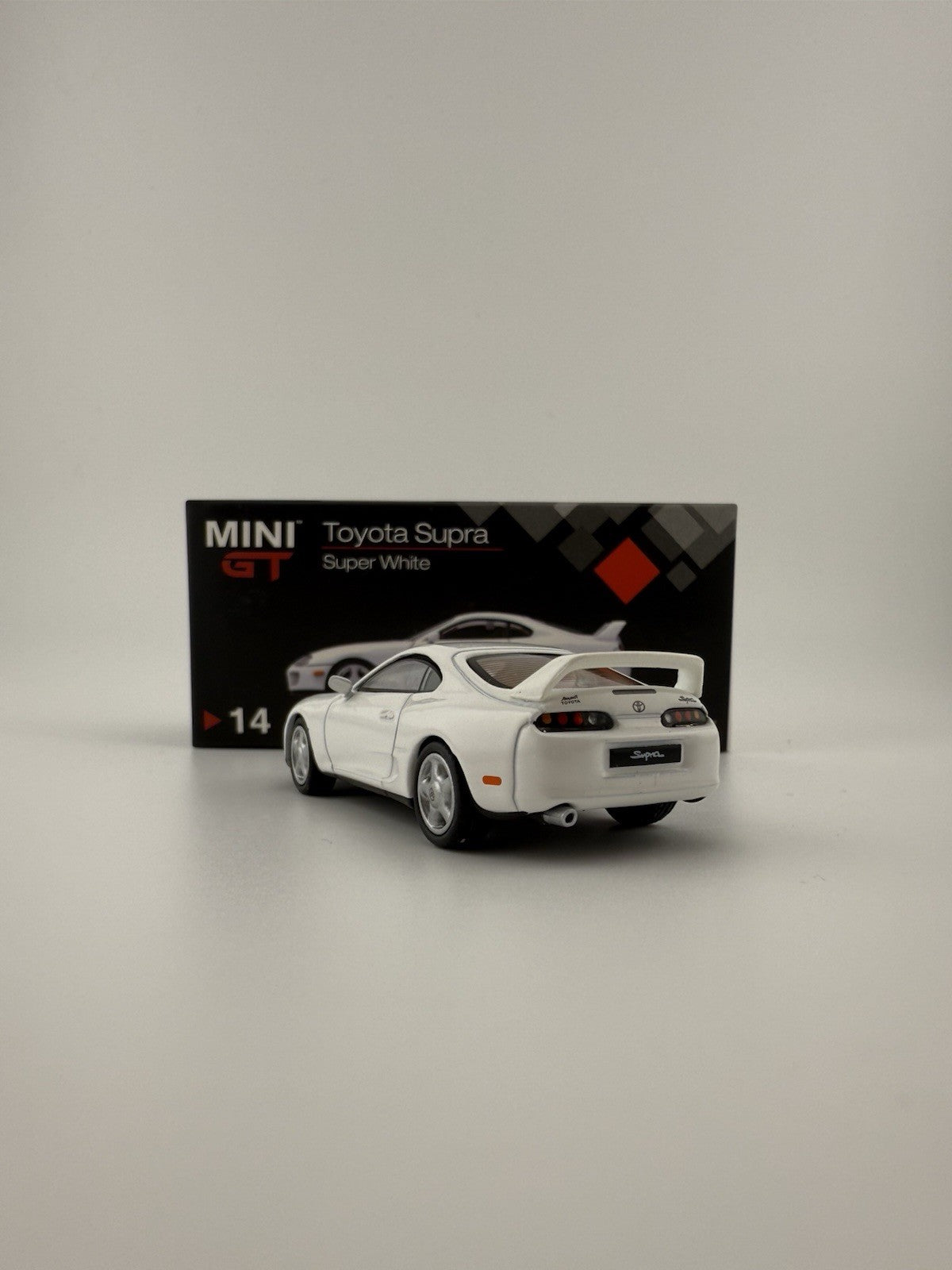 Toyota Supra (JZA80) Super White   Mini GT MGT 000143