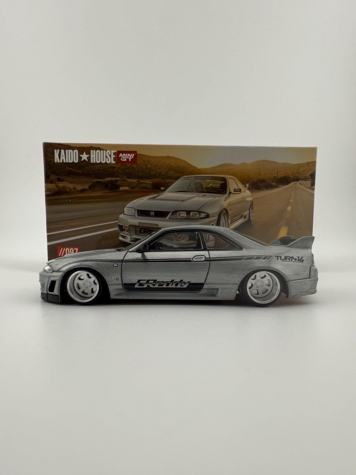 Chase   Kaido House x Mini GT 1:64 Nissan Skyline GT R (R33) DAI33 V1 KHMG0974