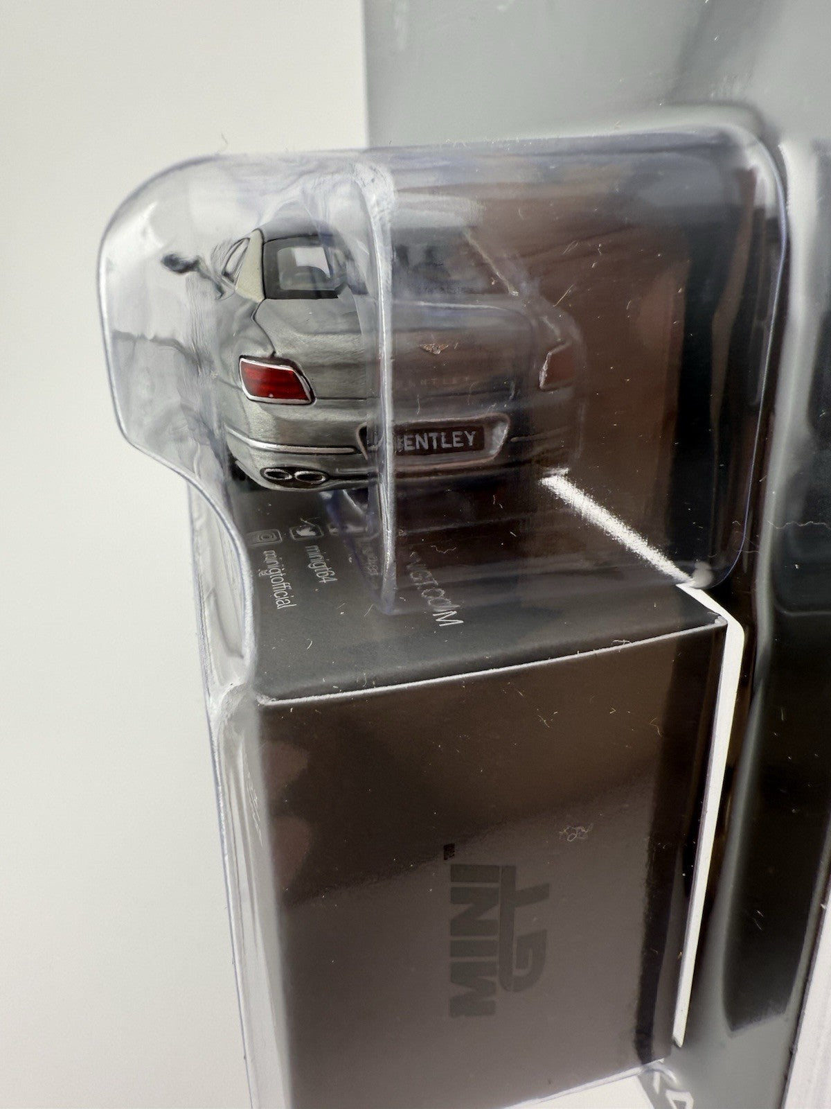 Chase   Bentley Flying Spur White Sand Verdant   Mini GT MGT 008675