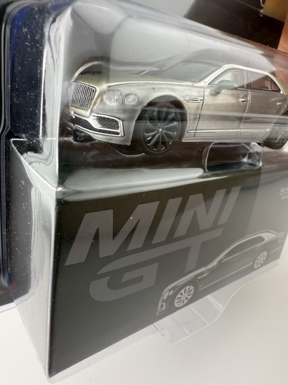 Chase   Bentley Flying Spur White Sand Verdant   Mini GT MGT 008676