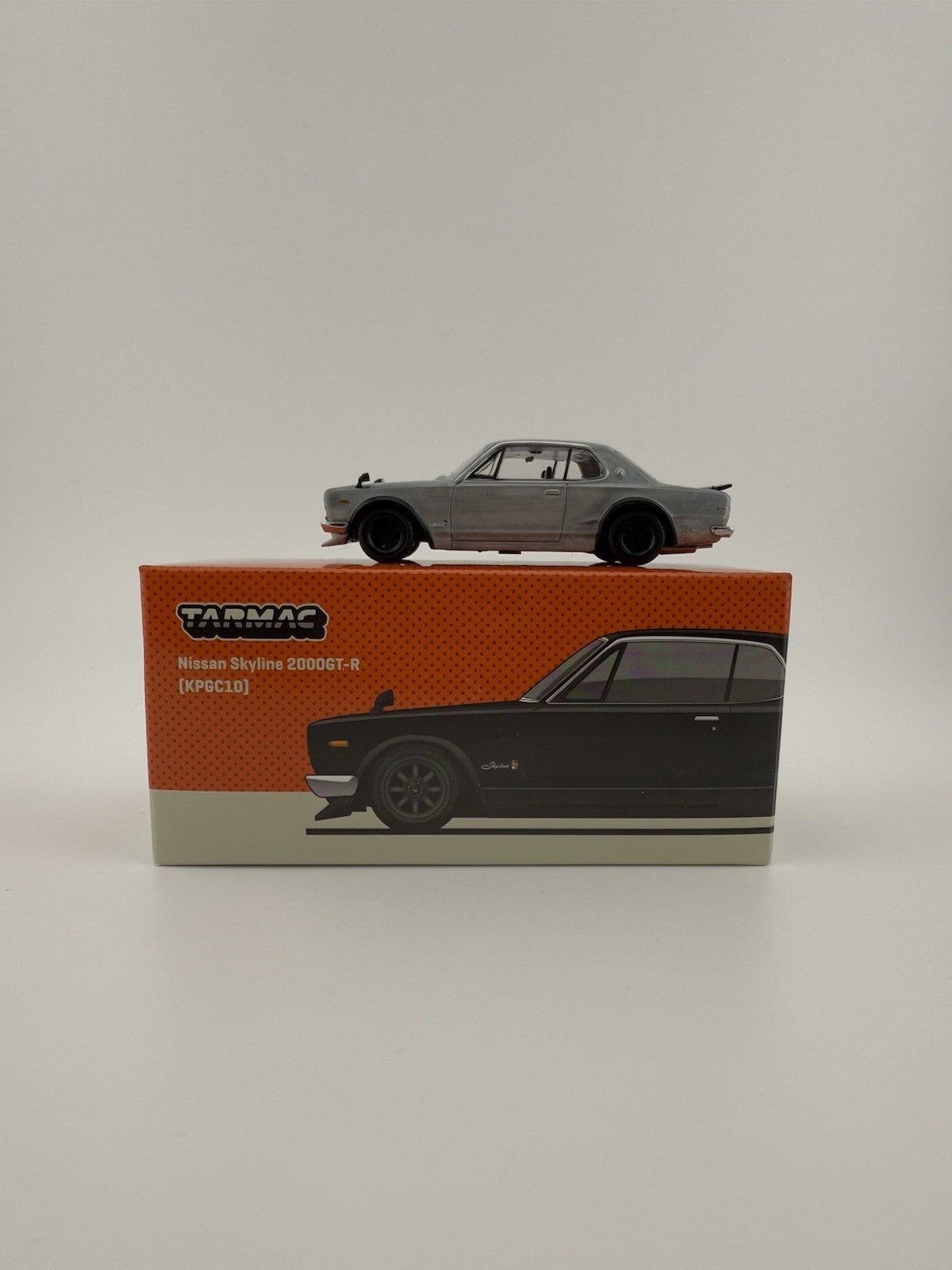 Chase   Nissan Skyline 2000GT R (KPGC10)   TARMAC WORKS  T64G 043 BK0