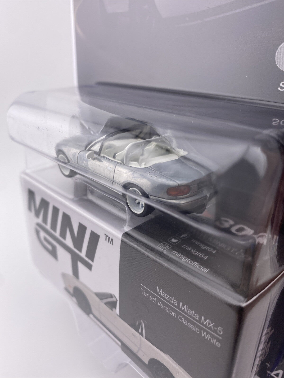 Chase   Mazda Miata MX 5 (NA) Raw Metal / Classic White   Mini GT MGT 003045
