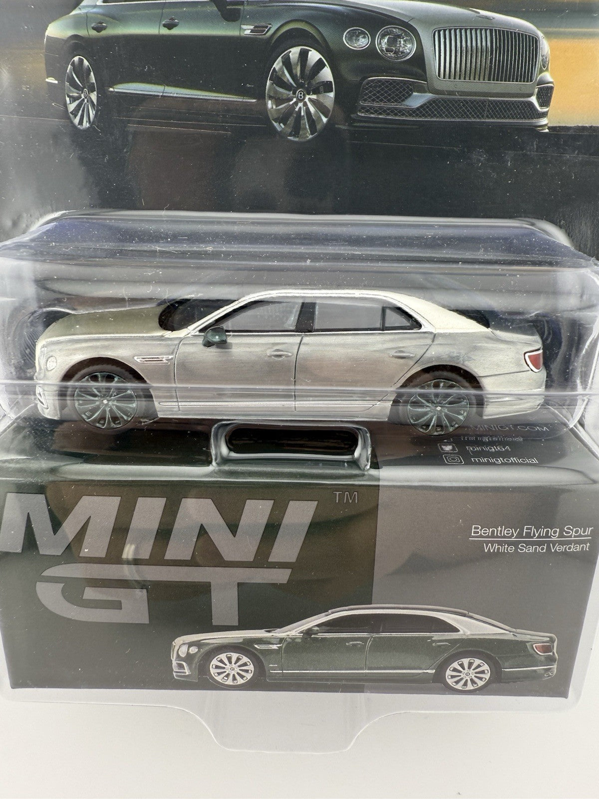 Chase   Bentley Flying Spur White Sand Verdant   Mini GT MGT 008672