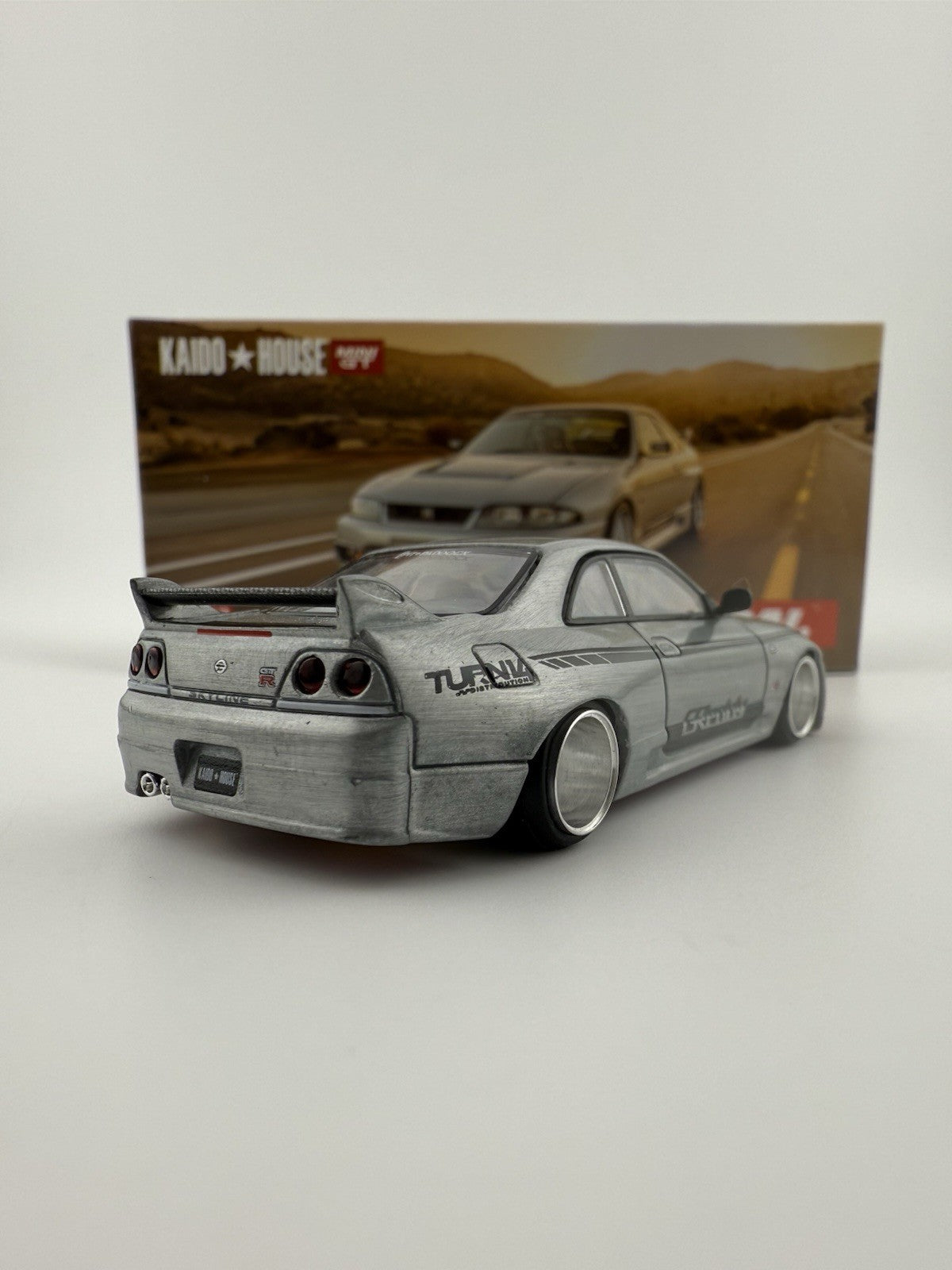 Chase   Kaido House x Mini GT 1:64 Nissan Skyline GT R (R33) DAI33 V1 KHMG0972