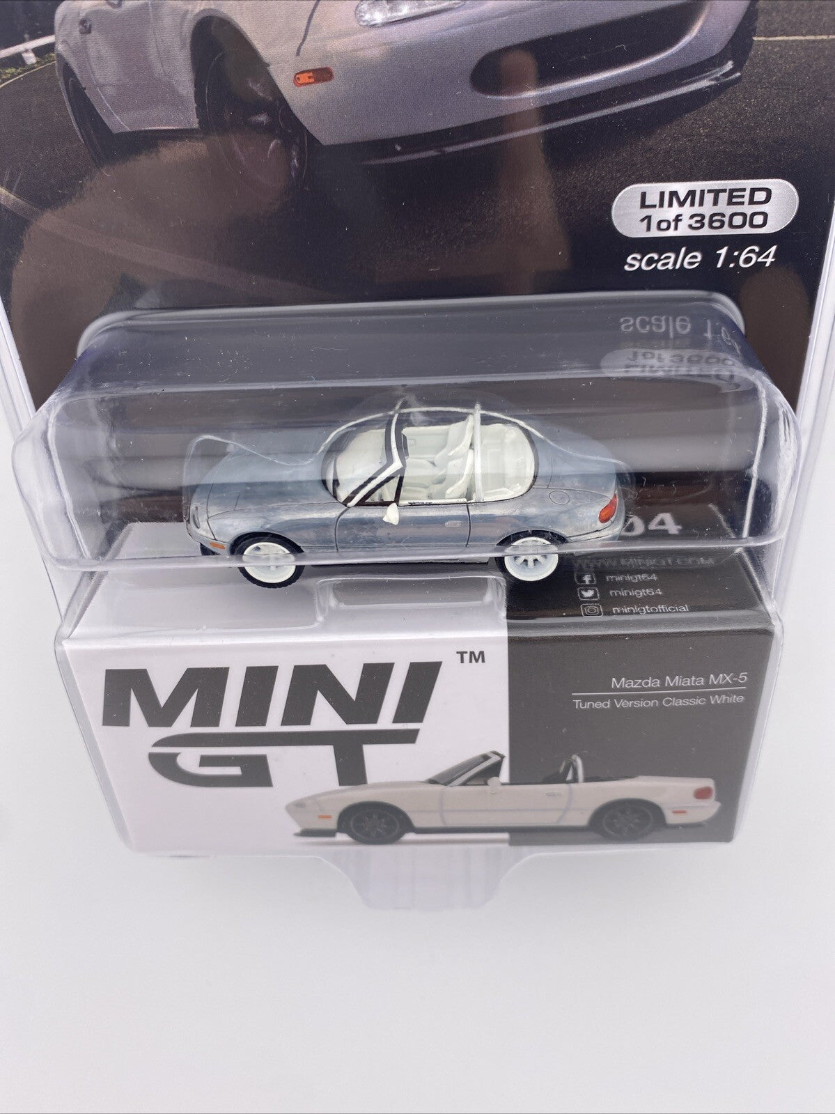 Chase   Mazda Miata MX 5 (NA) Raw Metal / Classic White   Mini GT MGT 003042
