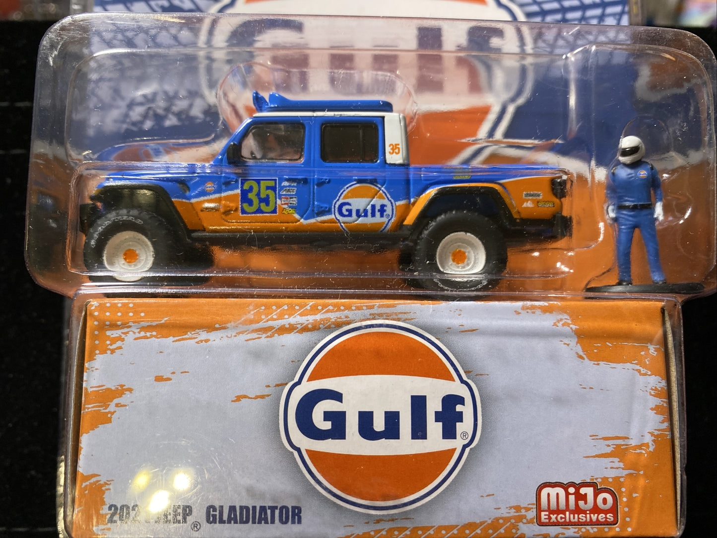Greenlight 2021  Jeep Gladiator GULF  1:64 Mijo Exclusive with Figure2