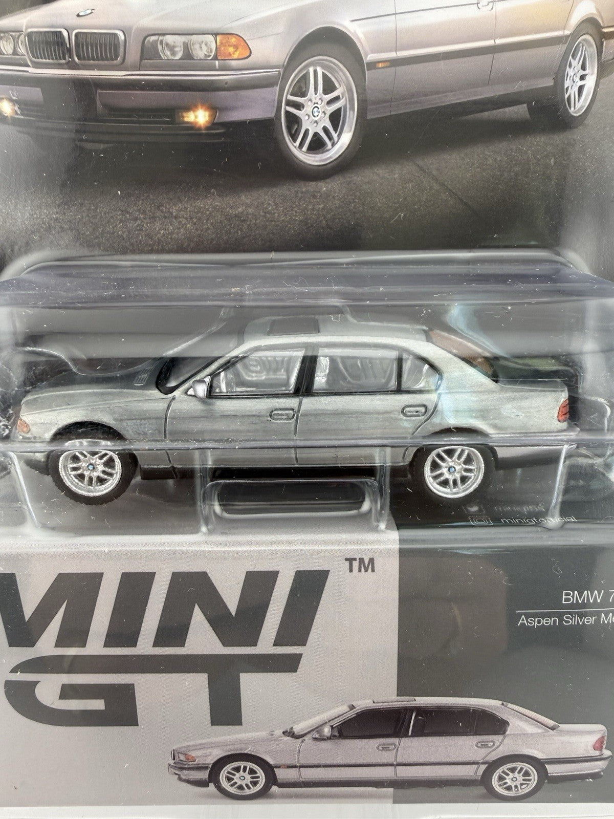 Chase   BMW 750iL Aspen Silver Metallic   Mini GT MGT 007924
