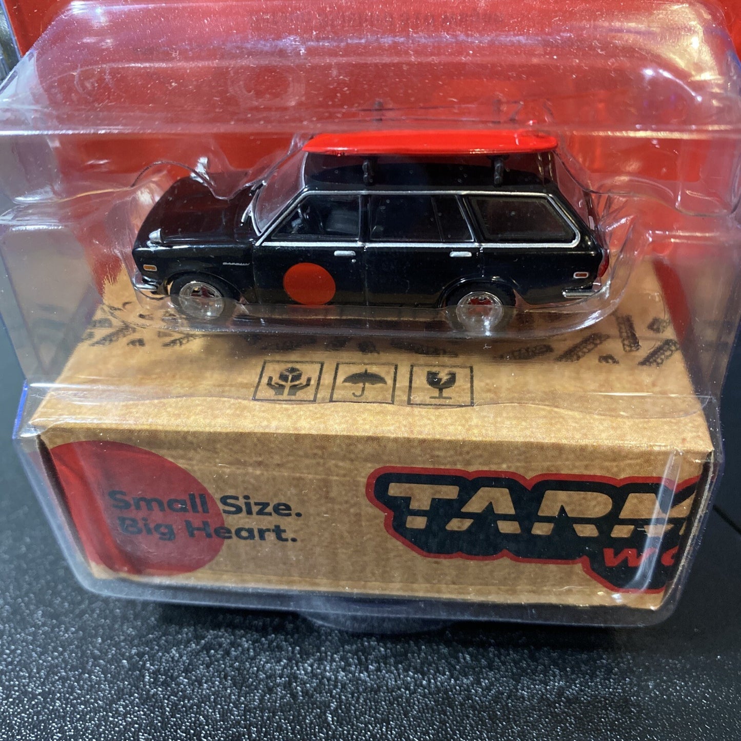 Datsun Bluebird 510 Wagon BLACK W/SURFBOARD 1/64 TARMAC WORKS1