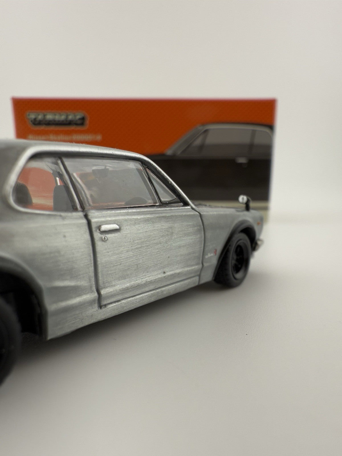 Chase   Nissan Skyline 2000GT R (KPGC10)   TARMAC WORKS  T64G 043 BK4