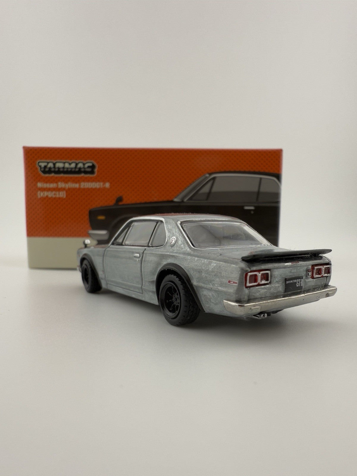 Chase   Nissan Skyline 2000GT R (KPGC10)   TARMAC WORKS  T64G 043 BK3