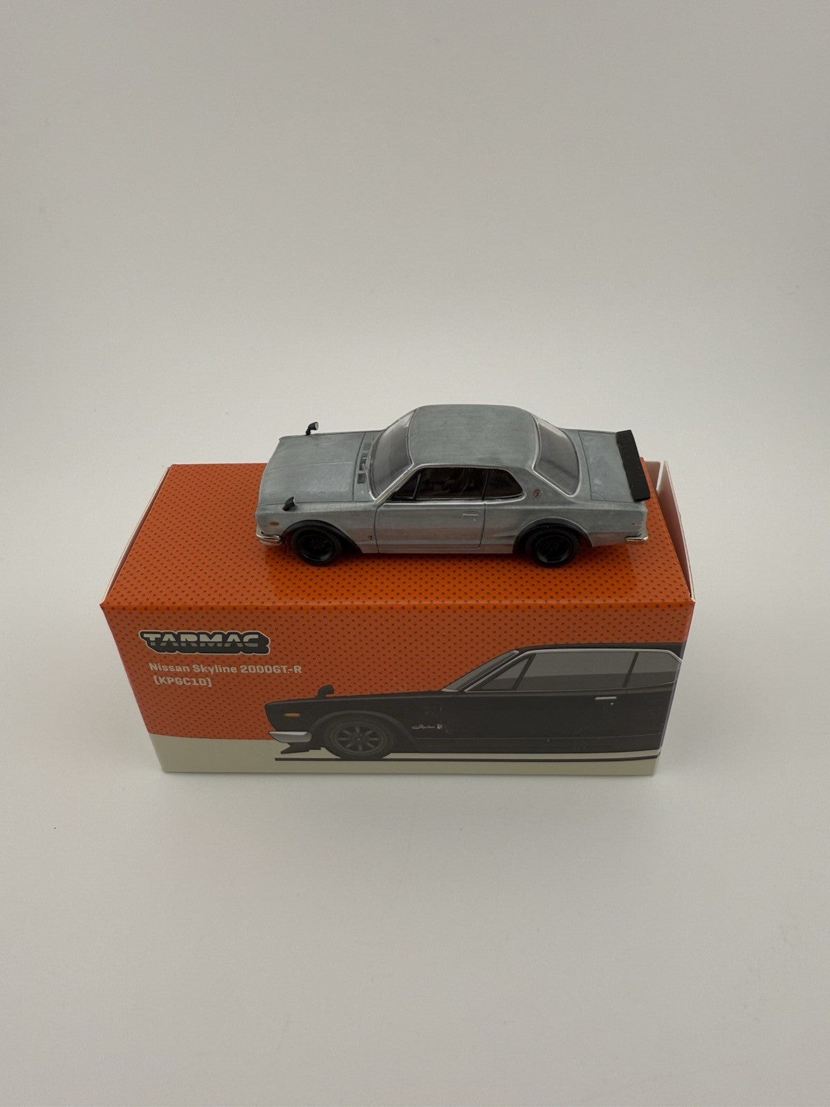 Chase   Nissan Skyline 2000GT R (KPGC10)   TARMAC WORKS  T64G 043 BK1