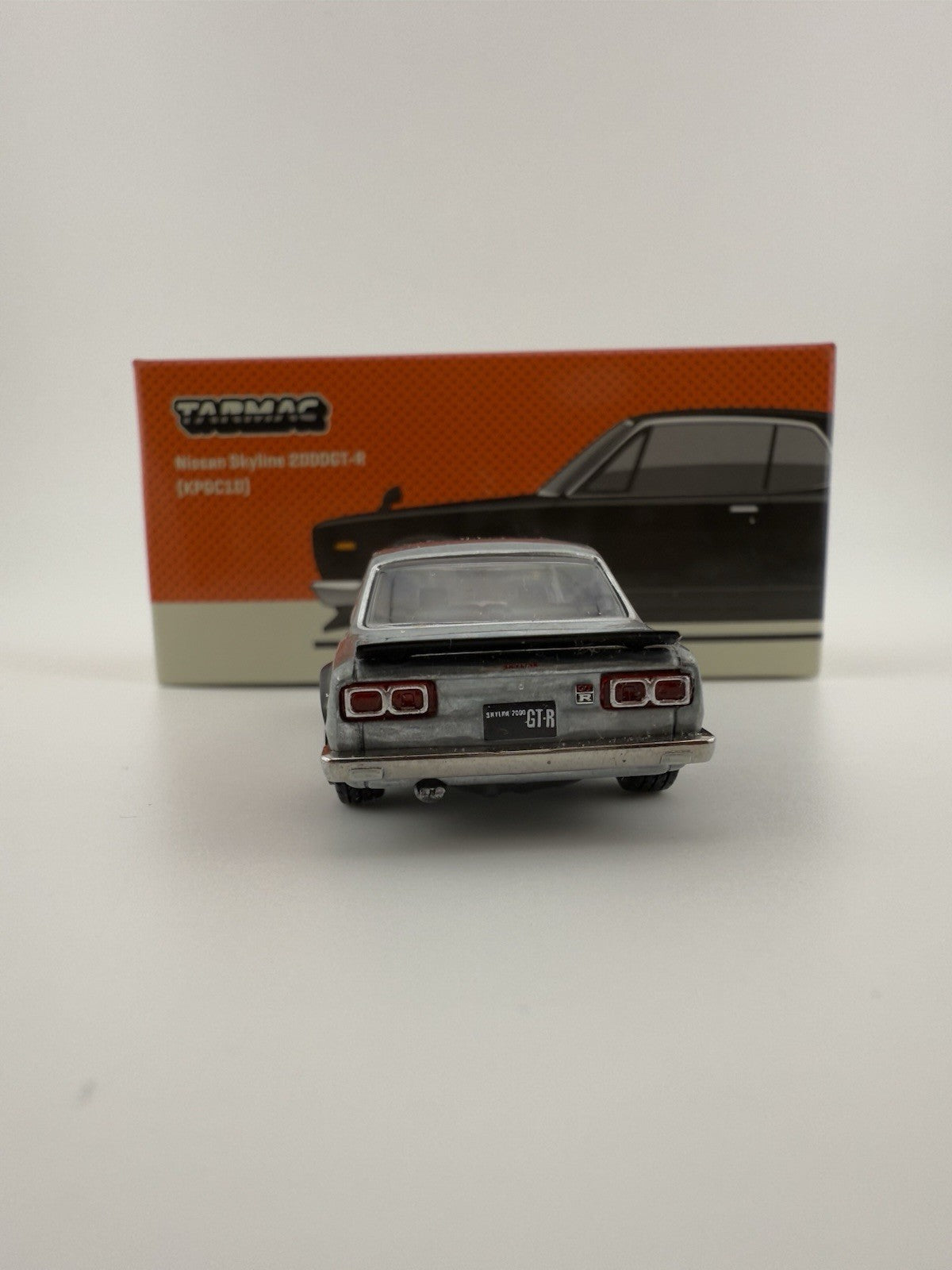Chase   Nissan Skyline 2000GT R (KPGC10)   TARMAC WORKS  T64G 043 BK5