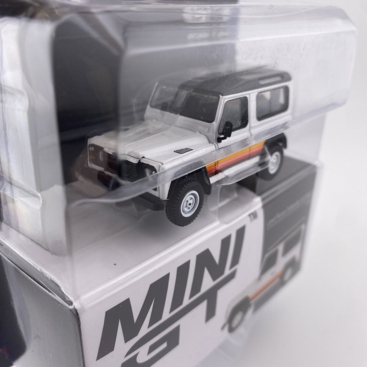 Land Rover Defender 90 Wagon White   Mini GT MGT 003786