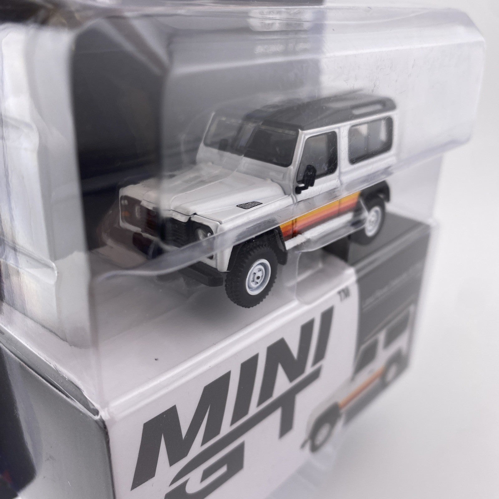 Land Rover Defender 90 Wagon White   Mini GT MGT 003786
