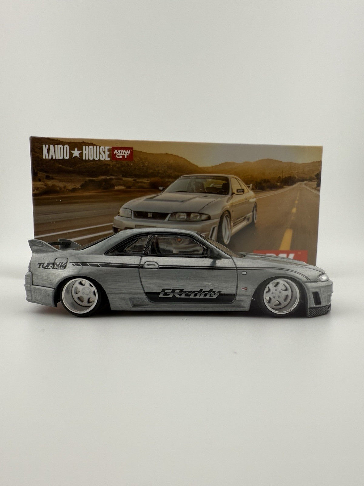 Chase   Kaido House x Mini GT 1:64 Nissan Skyline GT R (R33) DAI33 V1 KHMG0977