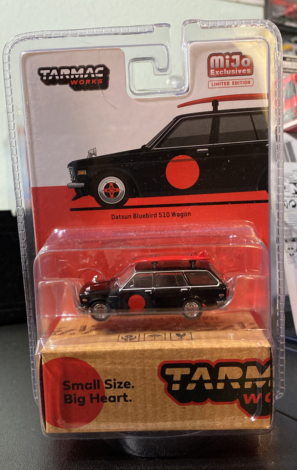 Datsun Bluebird 510 Wagon BLACK W/SURFBOARD 1/64 TARMAC WORKS0