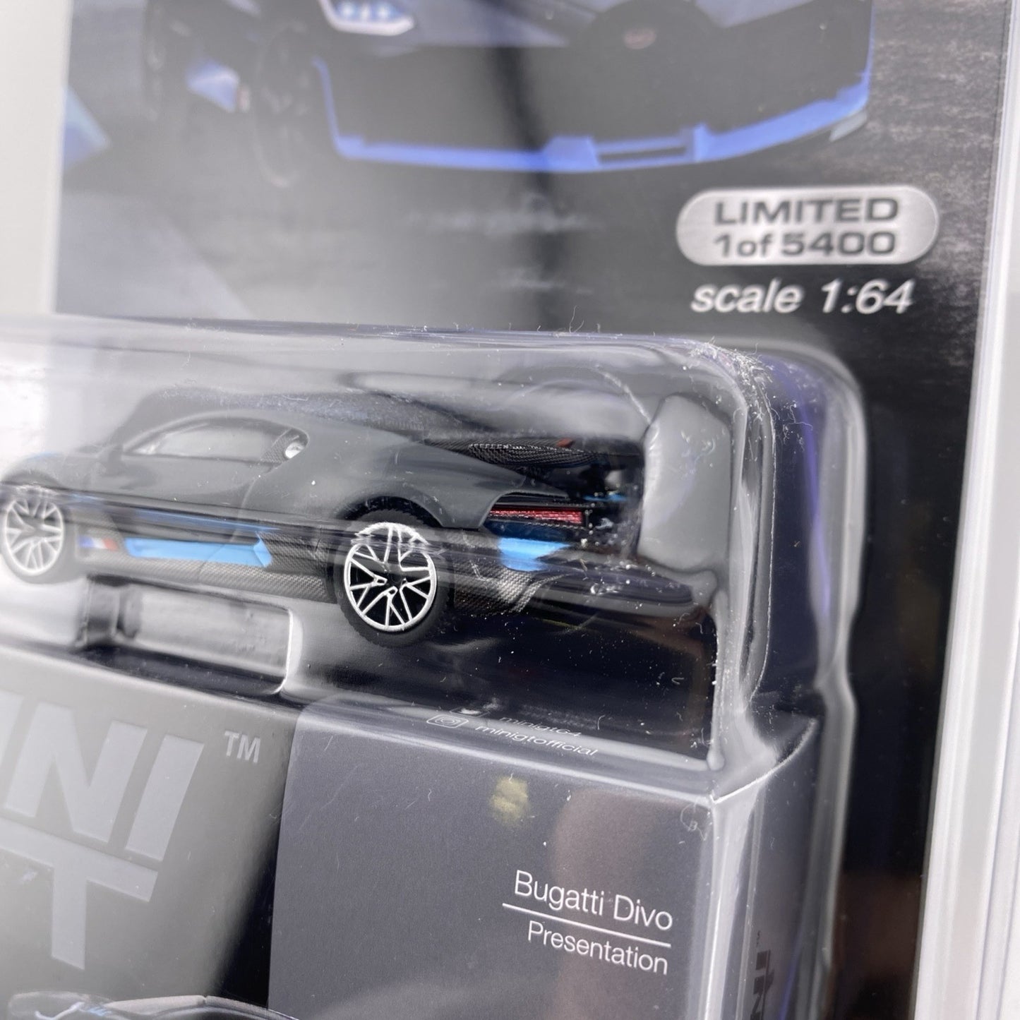 Bugatti Divo Presentation   Mini GT MGT 004744