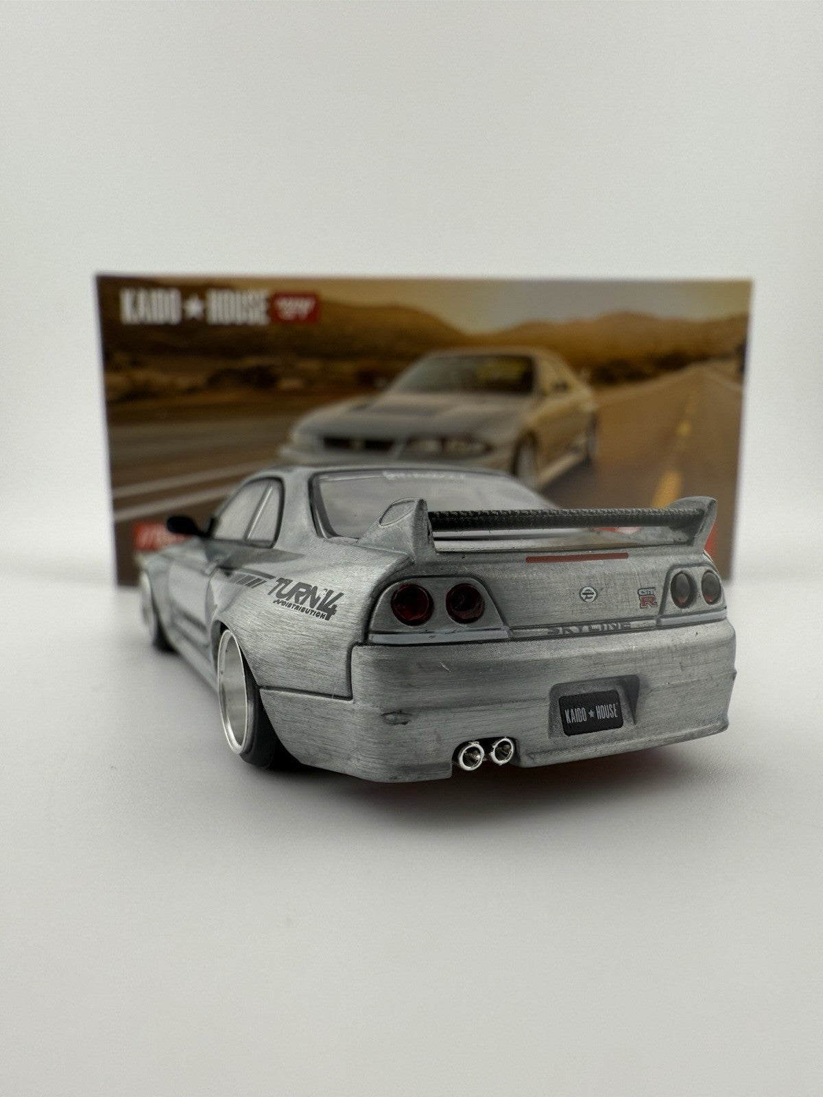 Chase   Kaido House x Mini GT 1:64 Nissan Skyline GT R (R33) DAI33 V1 KHMG0973
