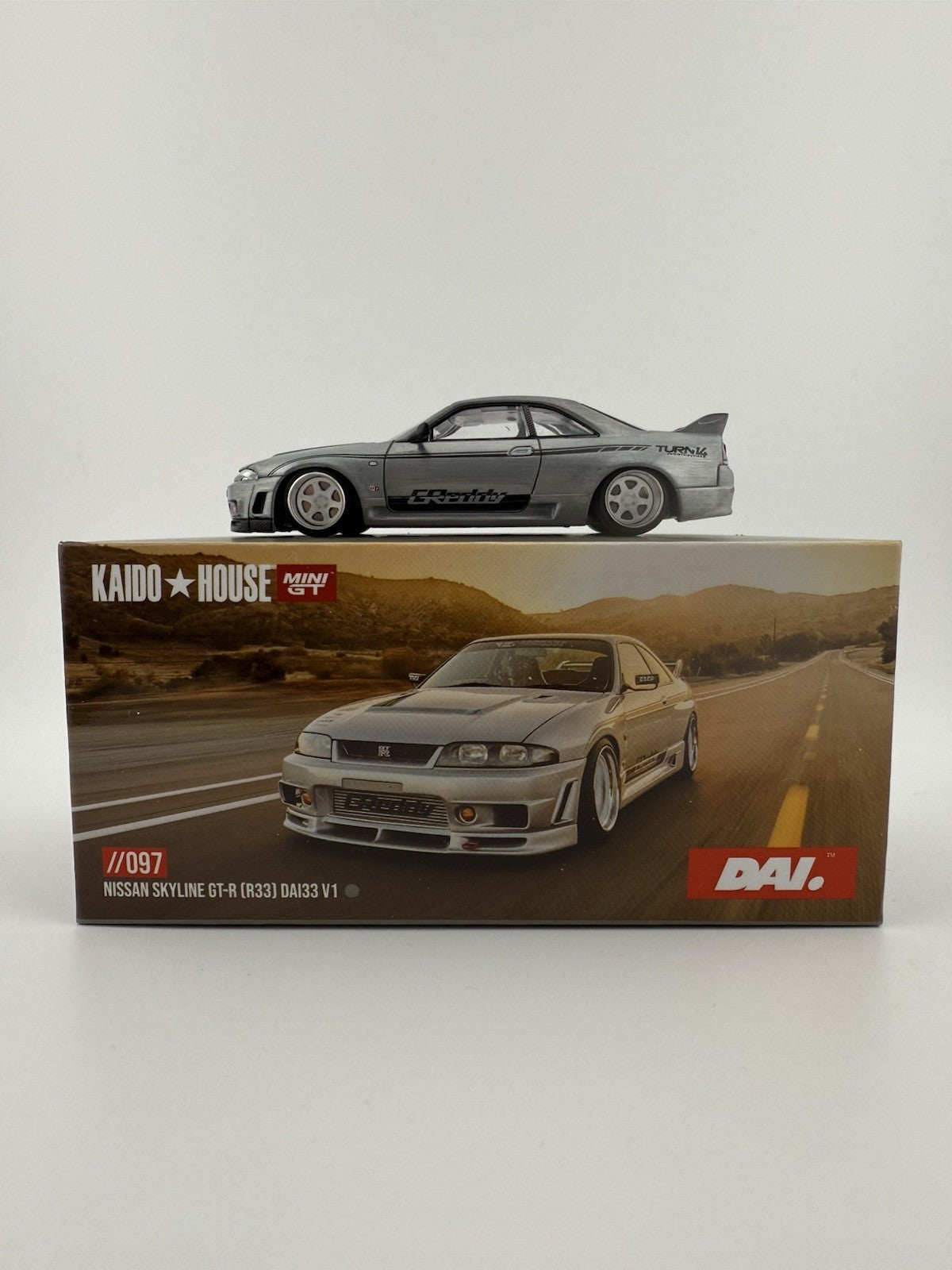Chase   Kaido House x Mini GT 1:64 Nissan Skyline GT R (R33) DAI33 V1 KHMG0970