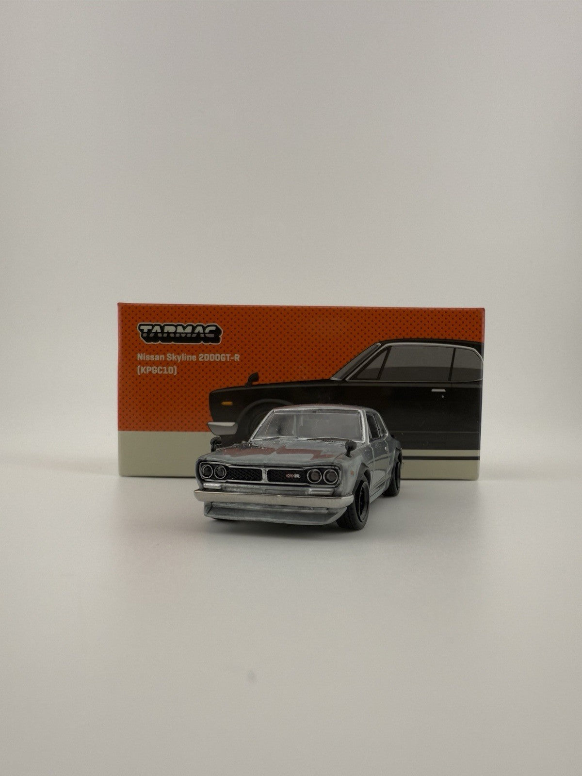 Chase   Nissan Skyline 2000GT R (KPGC10)   TARMAC WORKS  T64G 043 BK6