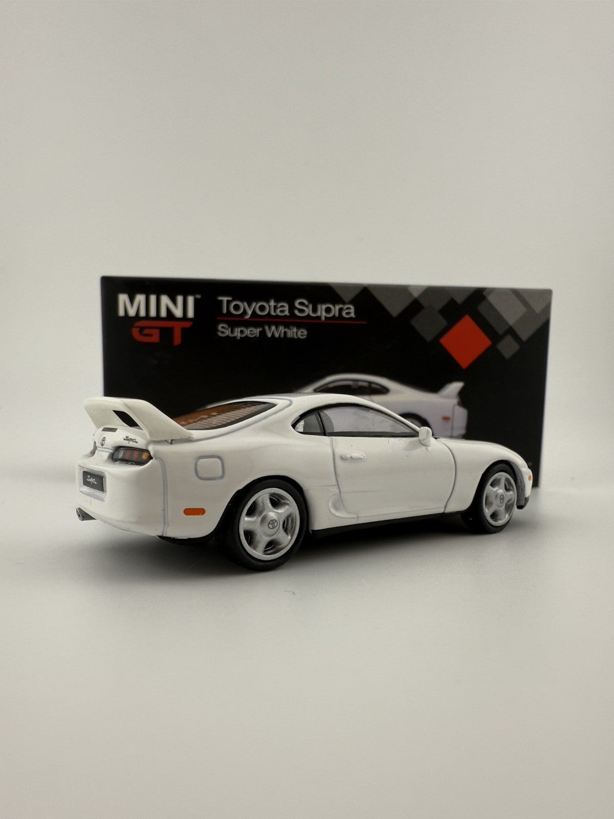 Toyota Supra (JZA80) Super White   Mini GT MGT 000144