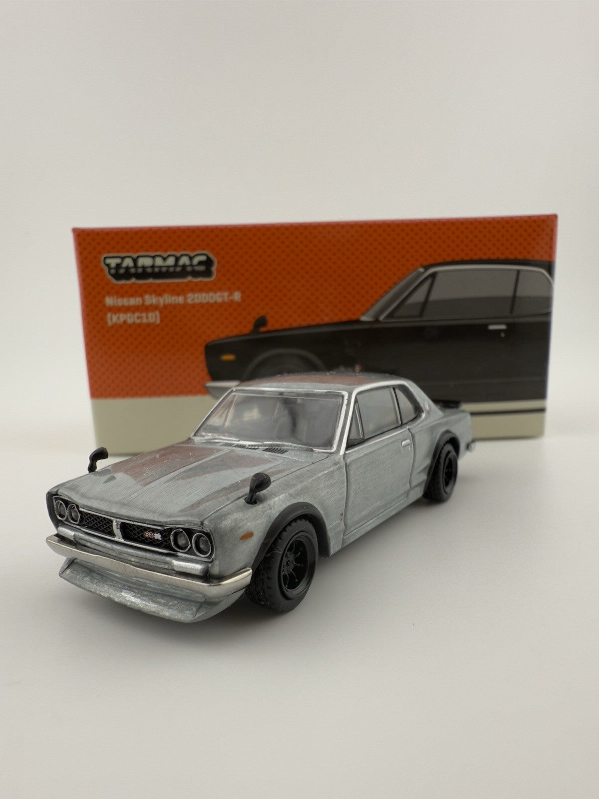 Chase   Nissan Skyline 2000GT R (KPGC10)   TARMAC WORKS  T64G 043 BK2